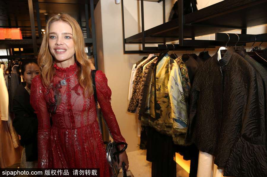 超模納塔利-沃佳諾娃現身巴黎參加活動 紅色薄紗裙盡顯傲人身材