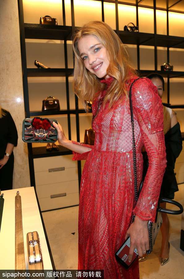 超模納塔利-沃佳諾娃現(xiàn)身巴黎參加活動(dòng) 紅色薄紗裙盡顯傲人身材