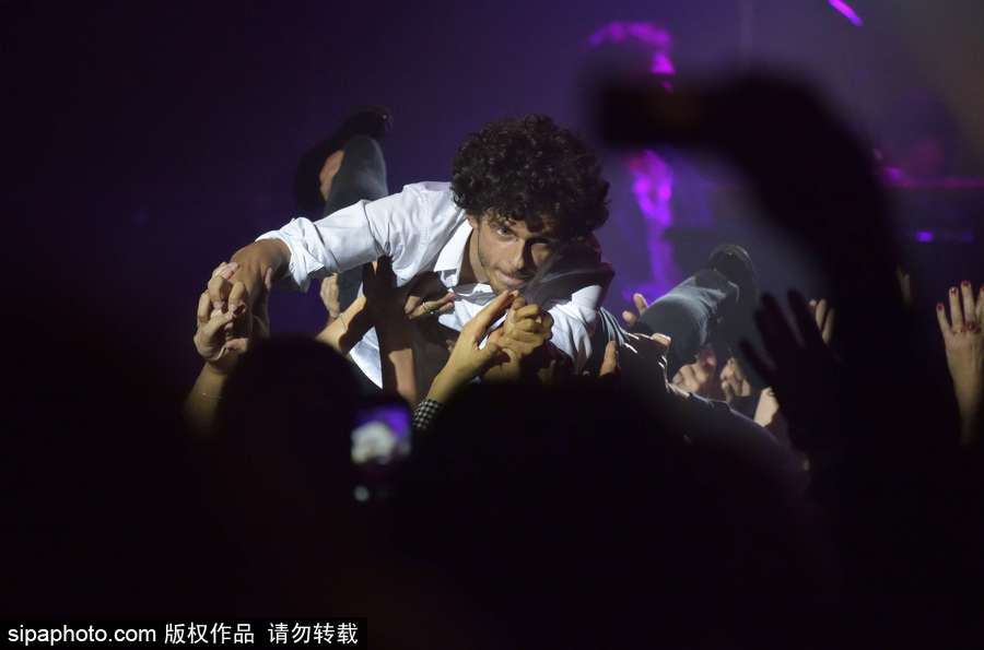 法國男星邁克爾·格利高里奧表演秀 現(xiàn)場人氣高漲陷入瘋狂