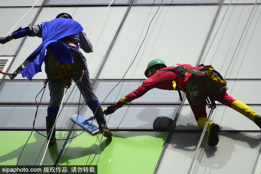 暖！擦玻璃工人扮“蜘蛛俠”3年 哄生病兒童開心