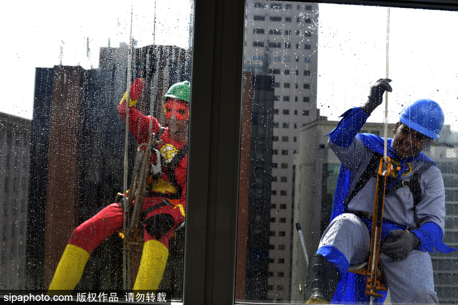 暖！擦玻璃工人扮“蜘蛛俠”3年 哄生病兒童開(kāi)心