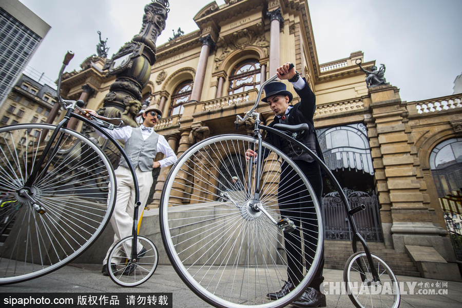 圣保羅舉行復(fù)古騎行活動 紳士淑女裝重溫經(jīng)典