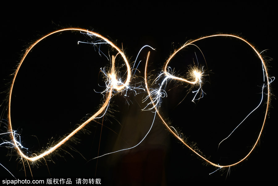 印度加爾各答民眾大擺煙火造型慶祝排燈節