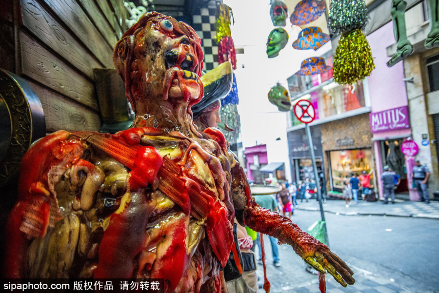 圣保羅街頭萬圣節氣息濃厚 各色飾品恐怖搶眼