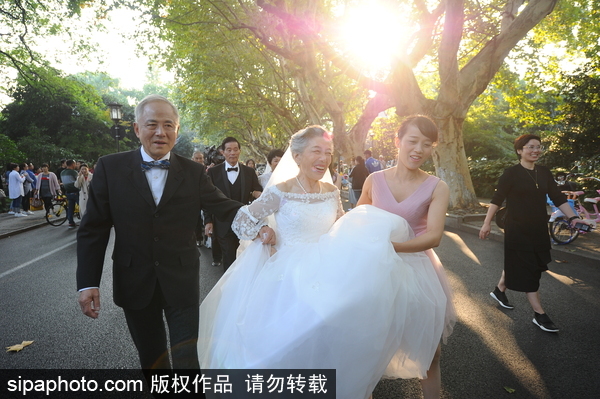 重陽節盡顯恩愛 杭州12對金婚老人走上紅毯