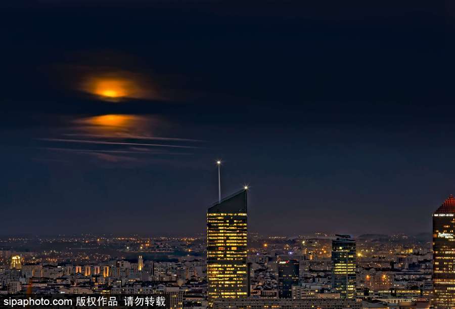 美得像油畫 法國里昂橙色“狩獵月”當空