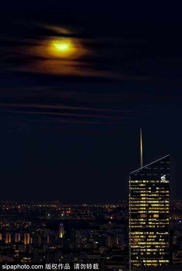 美得像油畫 法國里昂橙色“狩獵月”當空