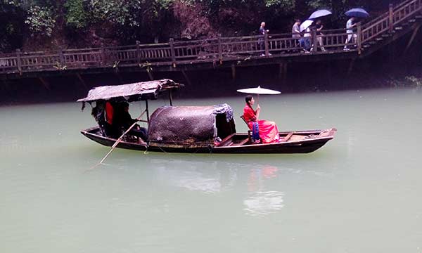 三峽風俗：少女扔圍巾，誰接誰娶親