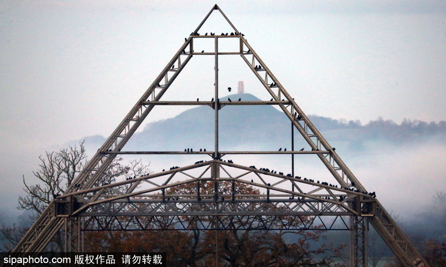 早晨一定要霧蒙蒙的才美 英國格拉斯頓堡晨霧風光