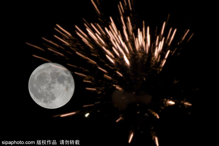 最完美的搭配 英國牛津郡明月與煙火點亮夜空