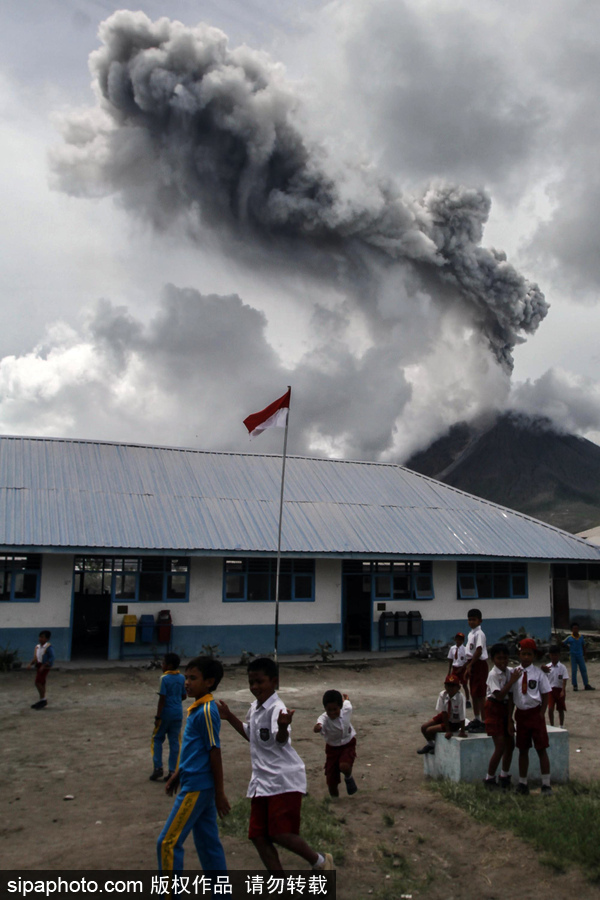 印尼錫納朋火山猛烈噴發 黑白“煙幕”鋪天蓋地