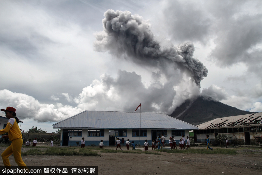 印尼錫納朋火山猛烈噴發 黑白“煙幕”鋪天蓋地