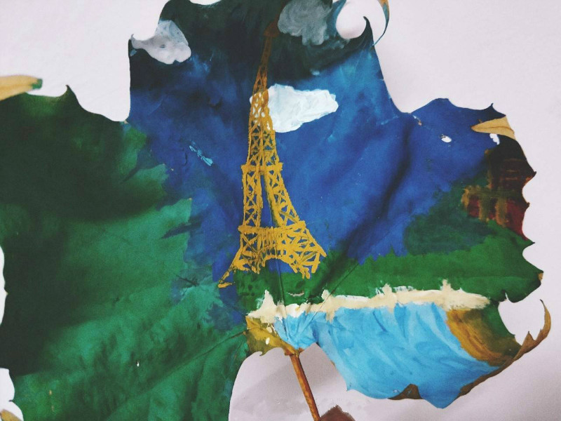 一葉一世界 山西傳媒學(xué)院學(xué)生落葉上作畫(huà)