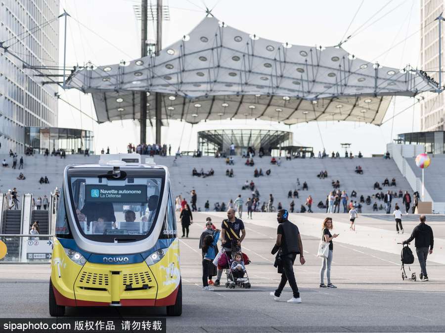 無(wú)人駕駛小公交車成巴黎街頭風(fēng)景