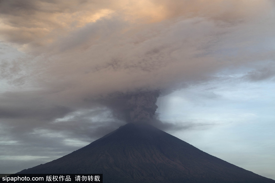 阿貢火山噴出大量濃煙 印尼巴厘島發紅色警報