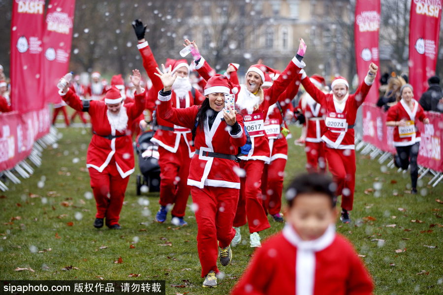 倫敦圣誕老人慈善跑活動 男女老少圣誕裝穿越地鐵