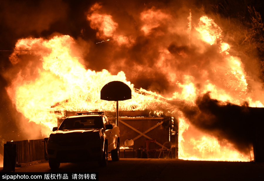 美加州南部突發野火 場面震撼似“火海”