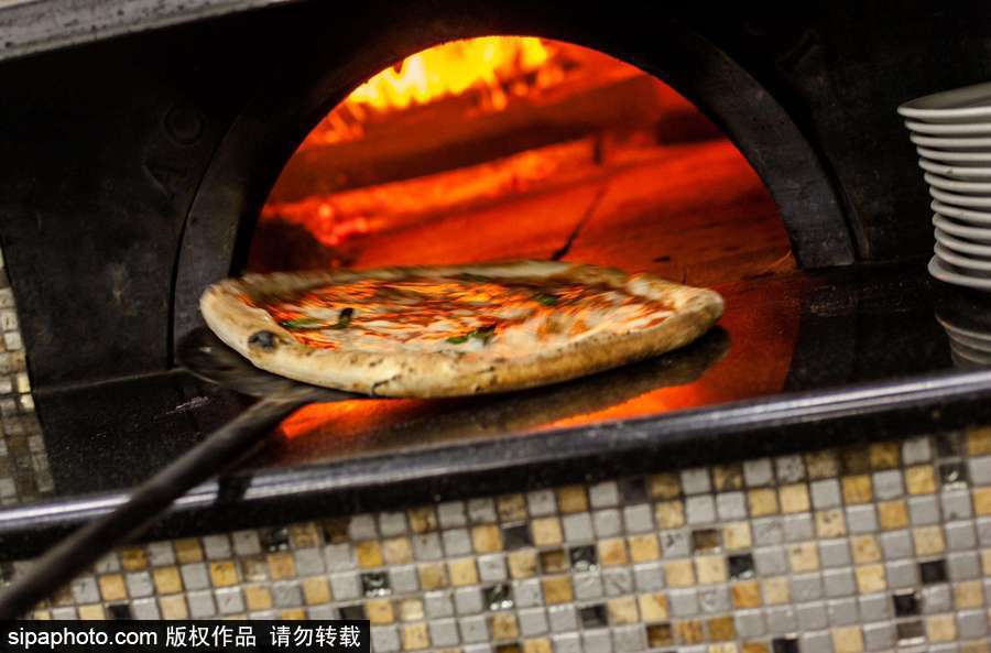 意大利那不勒斯披薩入選非遺名錄 探訪美味披薩制作過(guò)程