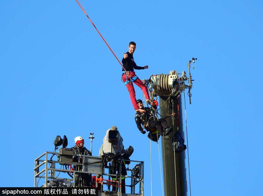 法國高空扁帶運動員極限挑戰 埃菲爾鐵塔走“高空芭蕾”