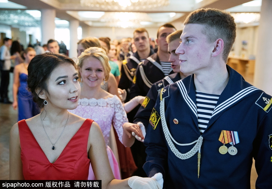 俄羅斯海軍學員參加舞會 俊男美女十分養眼