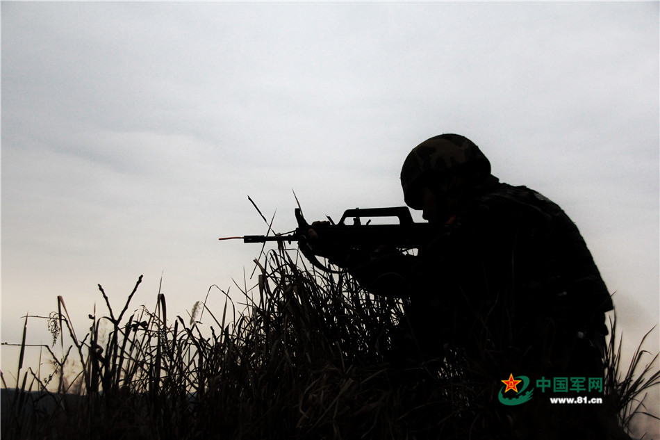 戰場無亞軍 武警官兵三峽腹地上演現實版“絕地求生”