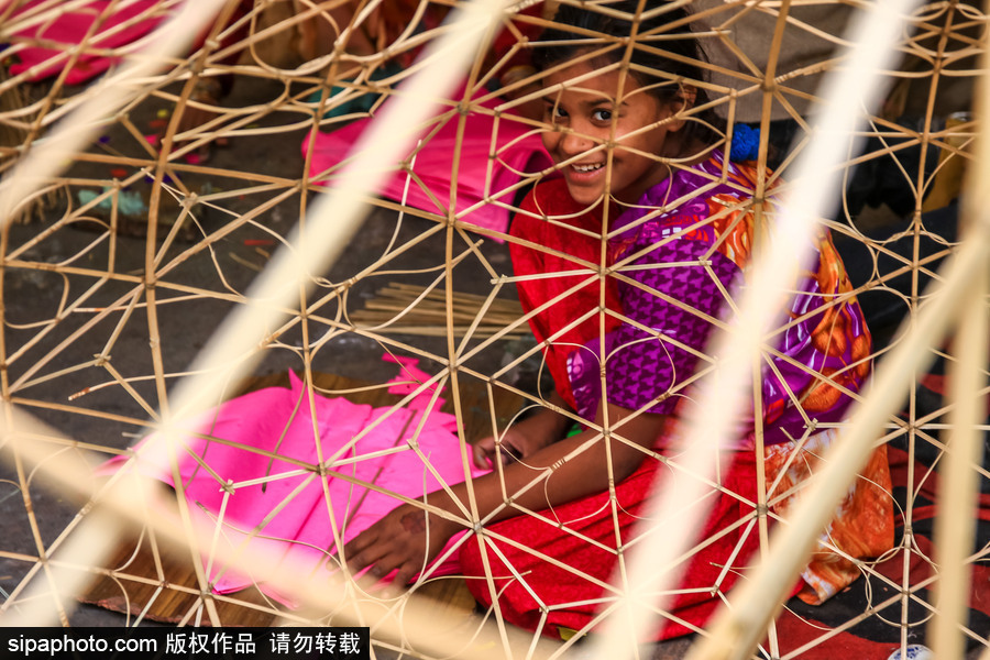 印度集市手工者巧手做風箏 紙質材質色彩斑斕