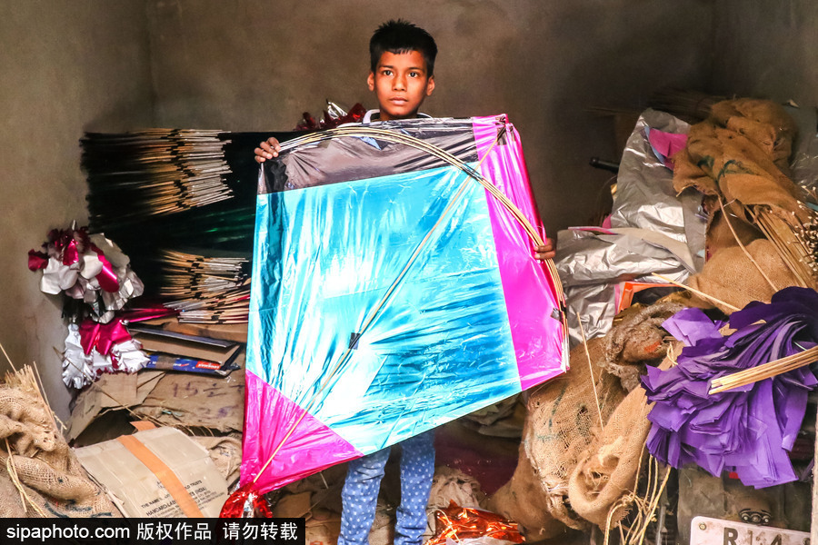 印度集市手工者巧手做風箏 紙質材質色彩斑斕