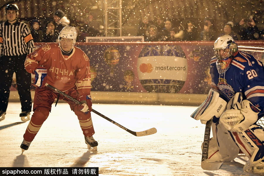 普京打冰球再展運(yùn)動(dòng)天賦 動(dòng)作瀟灑帥氣身手不凡