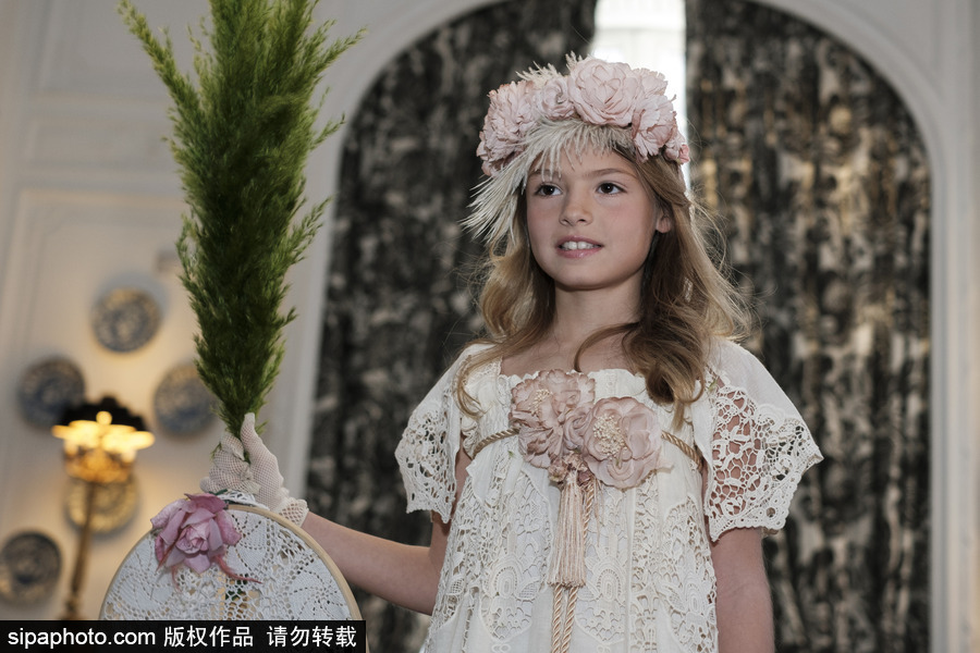 馬德里：小朋友變“超模” 走臺(tái)步有模有樣萌化人心