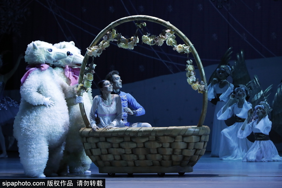 俄羅斯著名舞蹈演員聯(lián)合演繹芭蕾舞劇《胡桃?jiàn)A子》