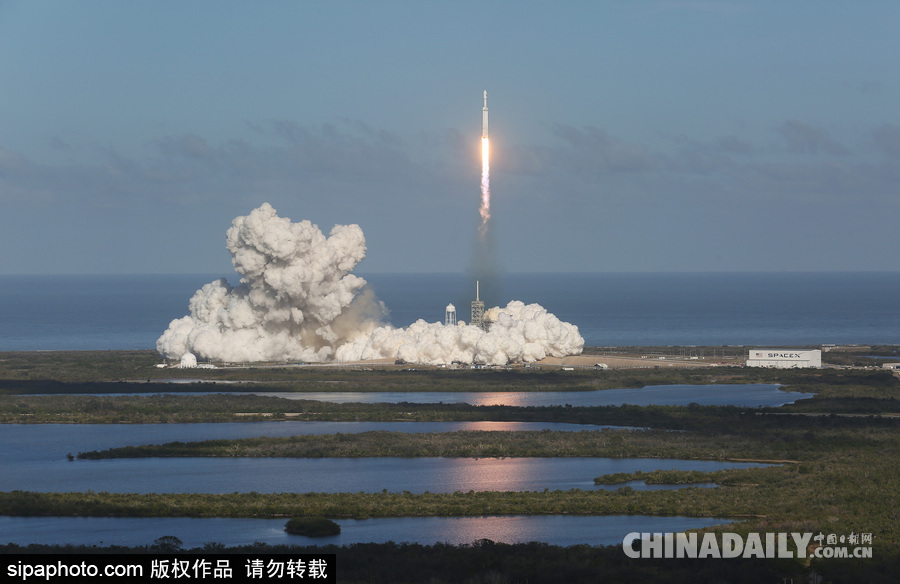 SpaceX成功發(fā)射獵鷹重型火箭 特斯拉跑車(chē)送上太空