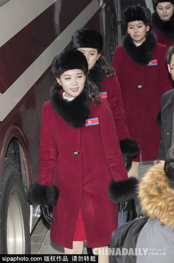 2018平昌冬奧會前瞻：朝鮮冬奧藝術團抵韓 面龐清秀紅色制服整齊劃一