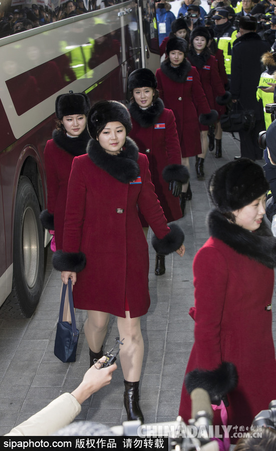 2018平昌冬奧會前瞻：朝鮮冬奧藝術團抵韓 面龐清秀紅色制服整齊劃一