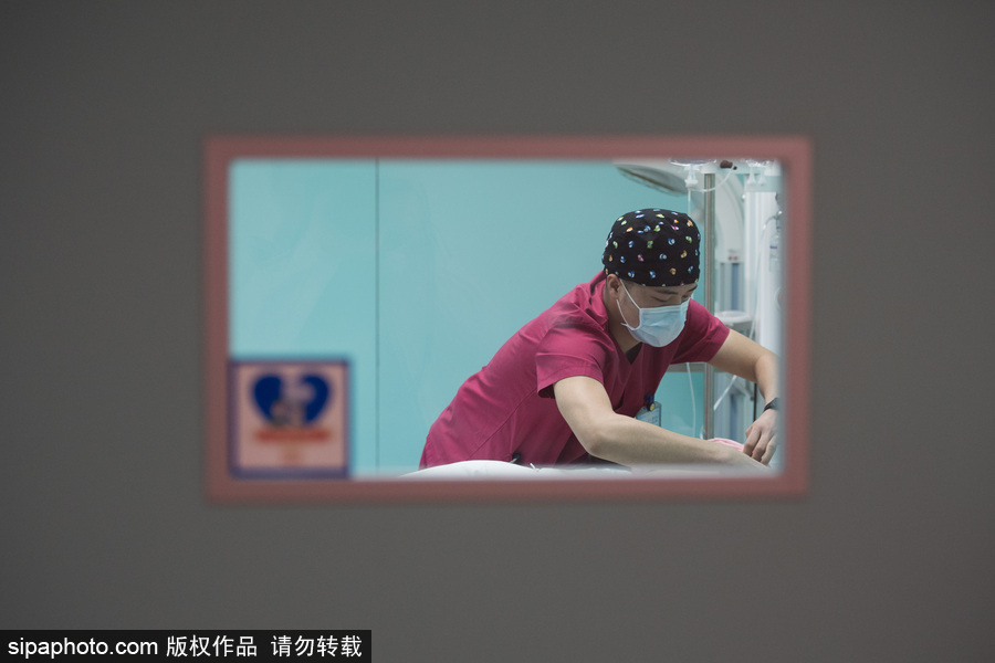 實拍太原“90后”男助產士 一年接生200余名嬰兒