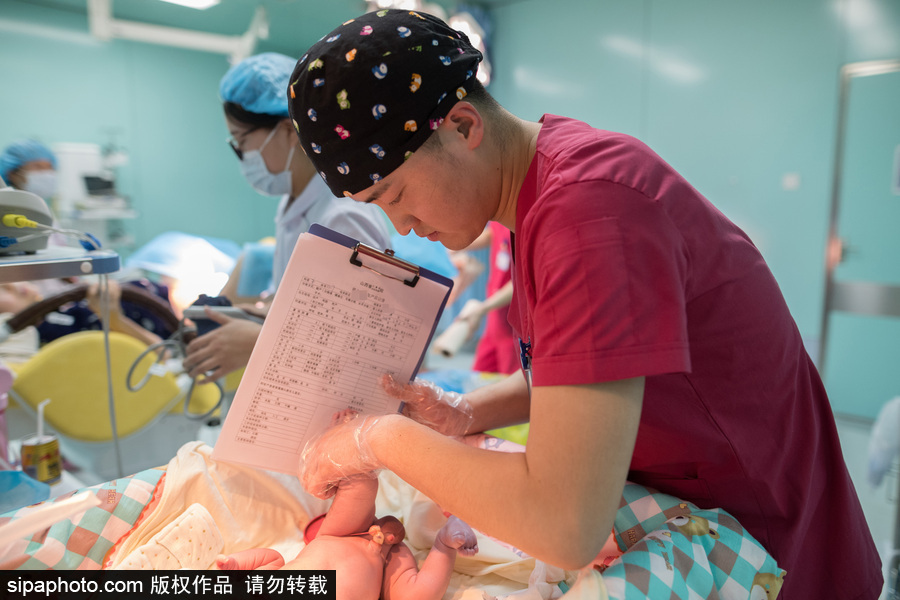 實拍太原“90后”男助產士 一年接生200余名嬰兒