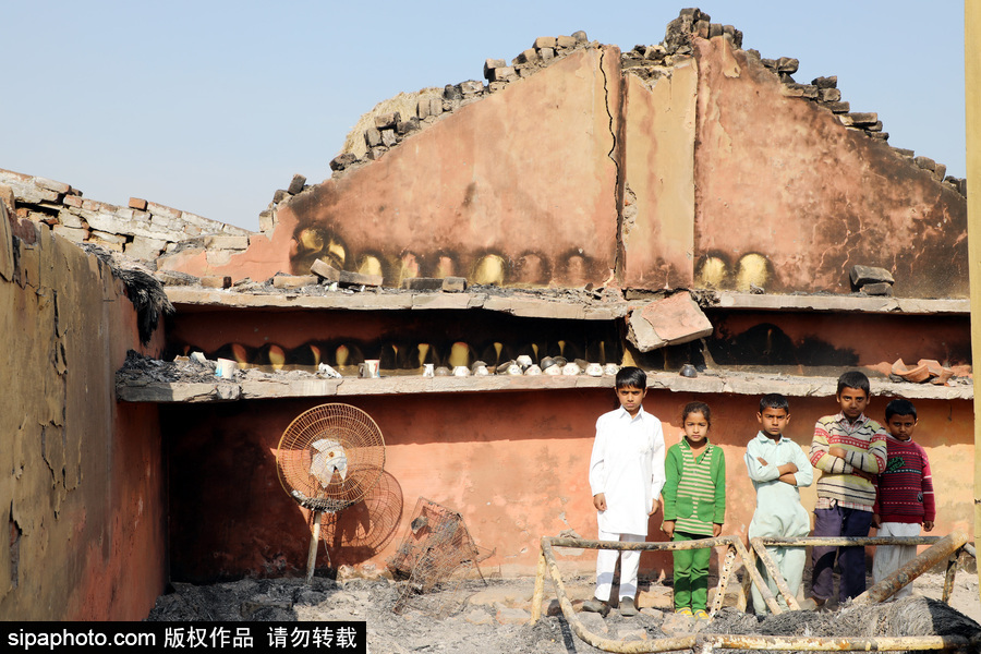 印度邊境地區遭巴基斯坦炮轟 居民房屋屋頂被掀成廢墟