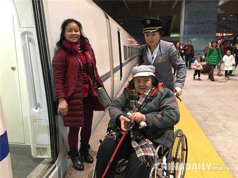 春節團圓時 “夫妻列車長”卻給女兒留下第19張請假條