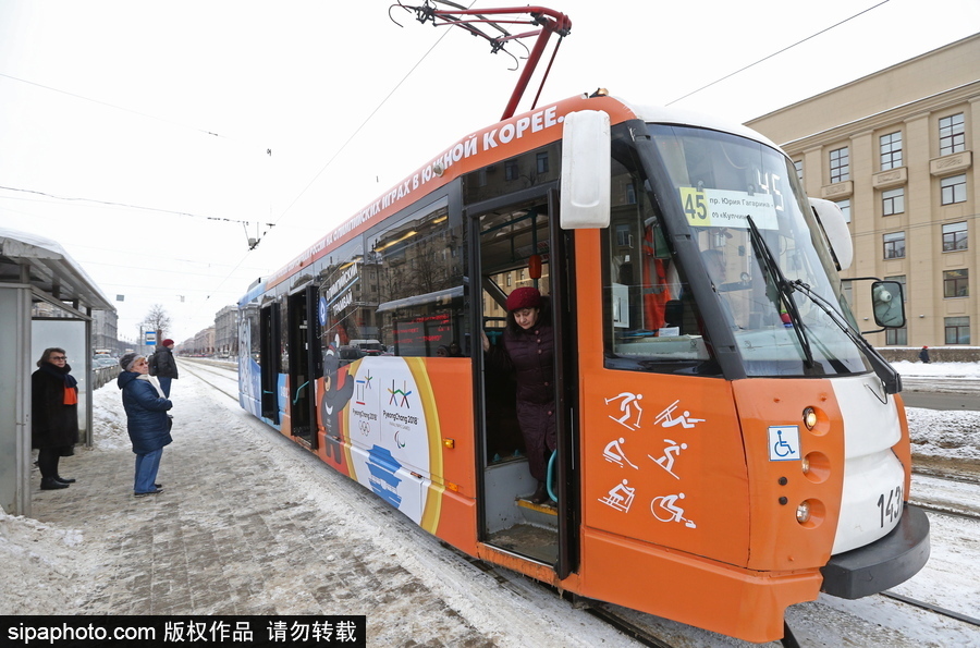 2018平昌冬奧會(huì)主題公交車現(xiàn)身圣彼得堡街頭十分矚目