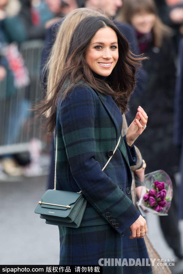 望夫眼！哈里王子與未婚妻十指緊扣到訪愛丁堡 心情大好與小馬打招呼