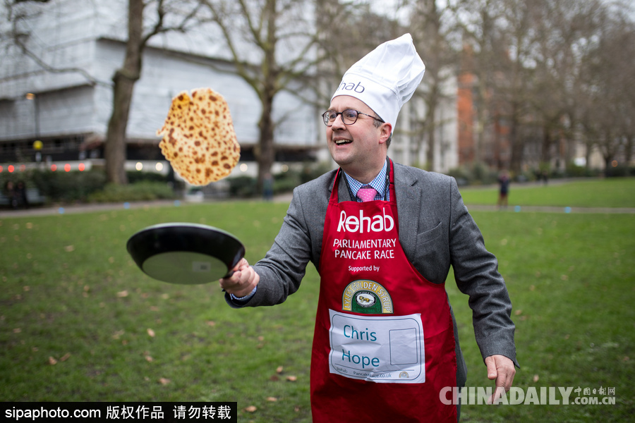 “煎餅俠”？英國舉行趣味煎餅跑
