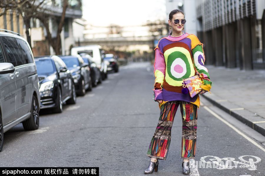 色彩碰撞！倫敦時裝周場外潮人冬日里穿出春天活潑感