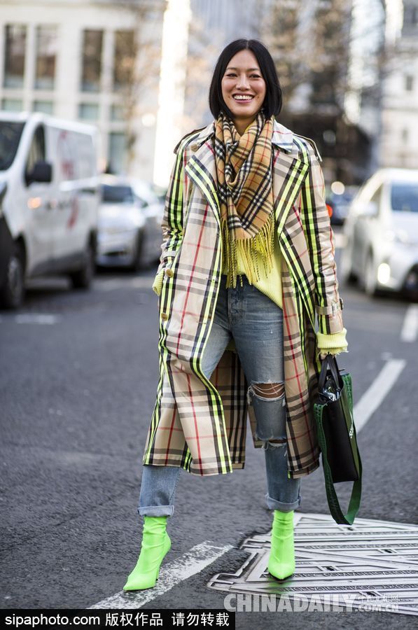 色彩碰撞！倫敦時裝周場外潮人冬日里穿出春天活潑感