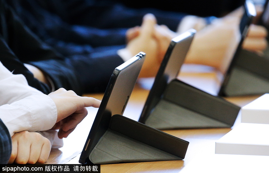 再也不用背沉重的書包了 俄羅斯學生使用電子課本上課