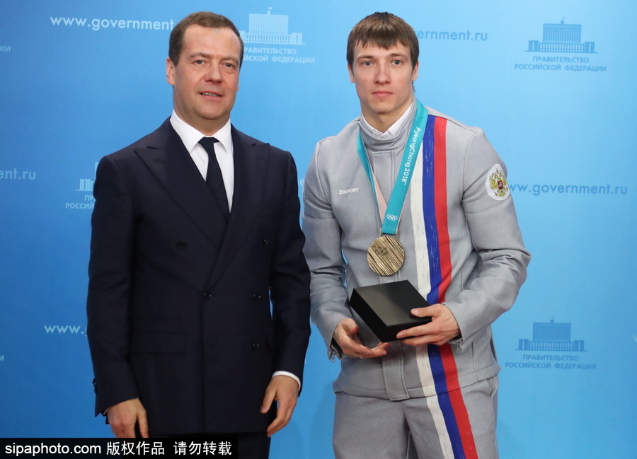俄總理表彰冬奧會獲獎運動員 親自贈送寶馬轎車