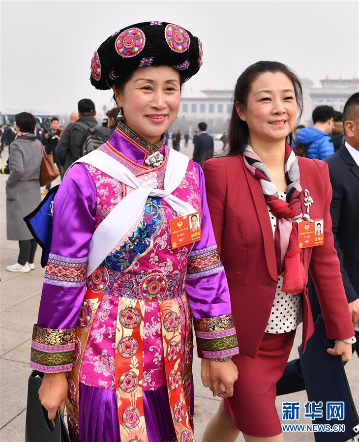 全國政協委員走向會場