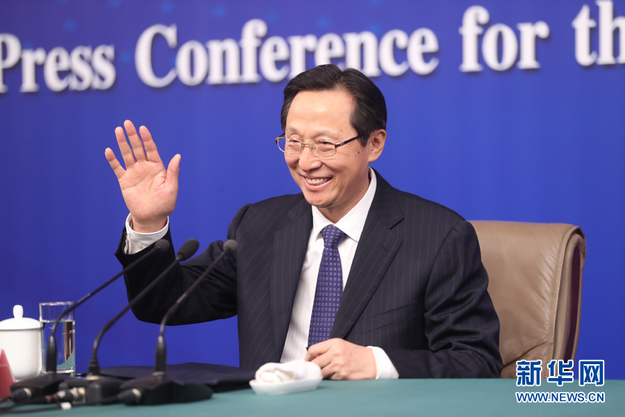 農(nóng)業(yè)部部長(zhǎng)韓長(zhǎng)賦向記者舉手示意