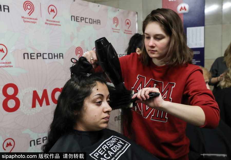 婦女節(jié)福利驚現(xiàn)地鐵站！ 戰(zhàn)斗民族車站為女性美發(fā)造型