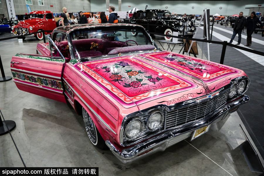 美國(guó)洛杉磯舉行經(jīng)典車展 匯聚各式老爺車復(fù)古懷舊