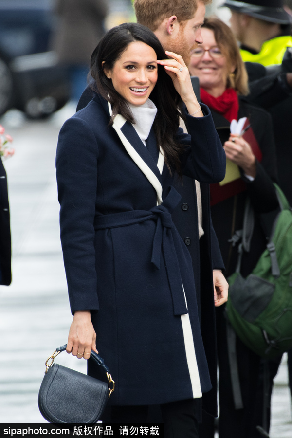 哈里王子攜未婚妻現(xiàn)身婦女節(jié)活動 民眾爭相與“準王妃”握手合影