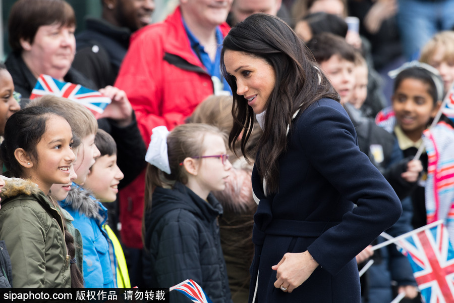 哈里王子攜未婚妻現身婦女節活動 民眾爭相與“準王妃”握手合影